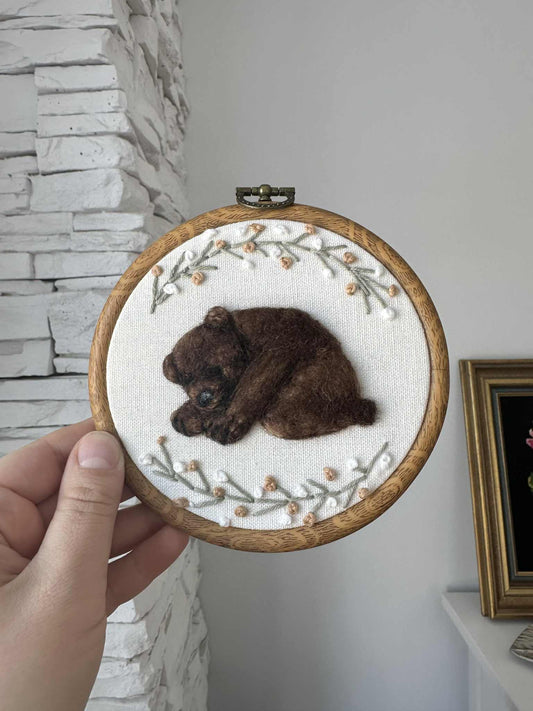 Petit ourson endormi – broderie feutrée à la main 5 pouces